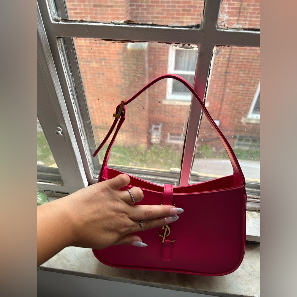 Super cute fuchsia shoulder bag with gold hardware - Picture 4 of 6